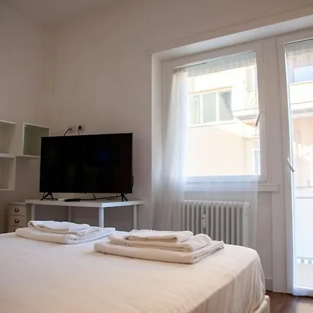 Modern And Stylish Flat Next To Metro Apartment *