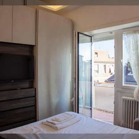 Modern And Stylish Flat Next To Metro Apartment